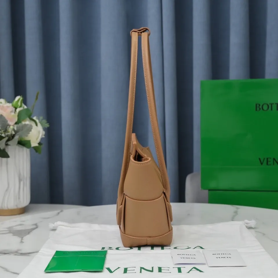 Bottega Veneta [Love] Arco medium 🖤 pebbled pattern size: bag opening 33, bag body 22*6*20 BV’s most classic elements, showing the uniqueness of art, maintaining fresh fashion radiance, high-end design, more fashionable, effortlessly bringing out the soul of the bag, easy to wear and large capacity, don’t worry about things, it is definitely enough to hold! Model 【6683#】Caramel